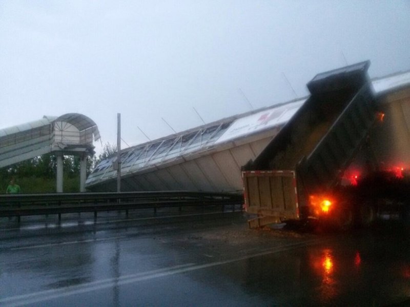 Грузовик снес пешеходный мост в Новосибирске